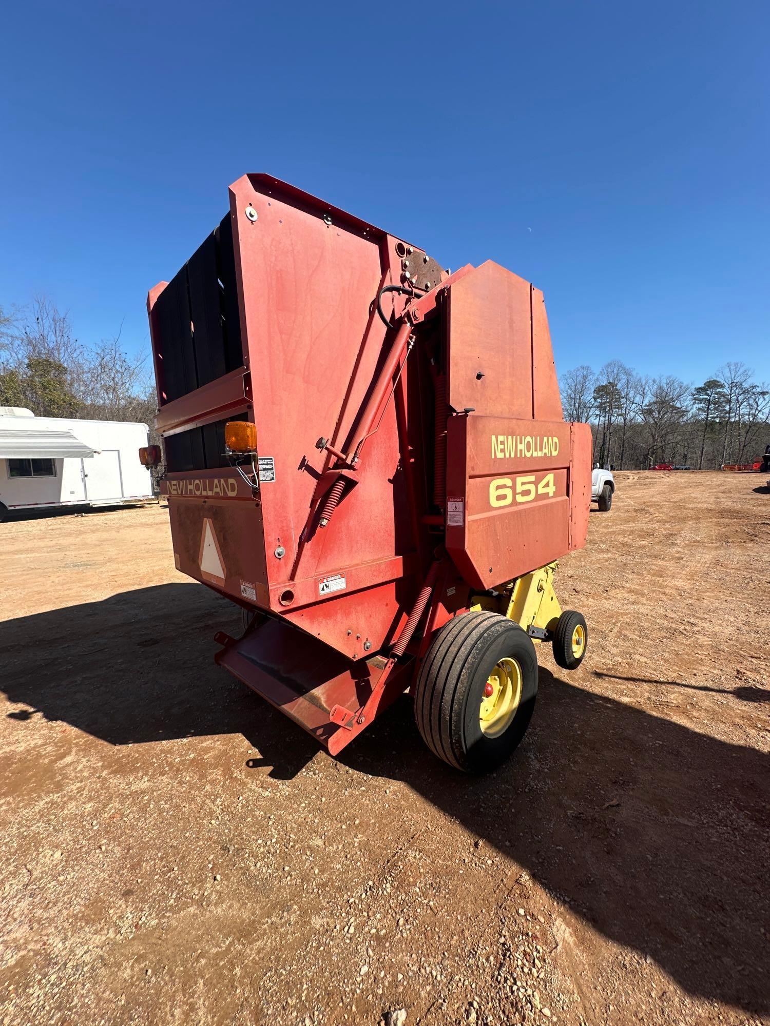 NEW HOLLAND 654 ROUND BALER