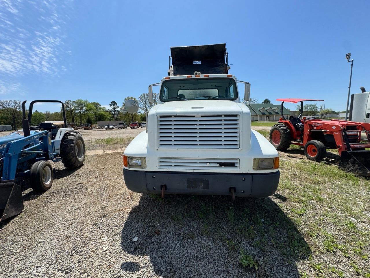 INTERNATIONAL 8200 DUMP TRUCK