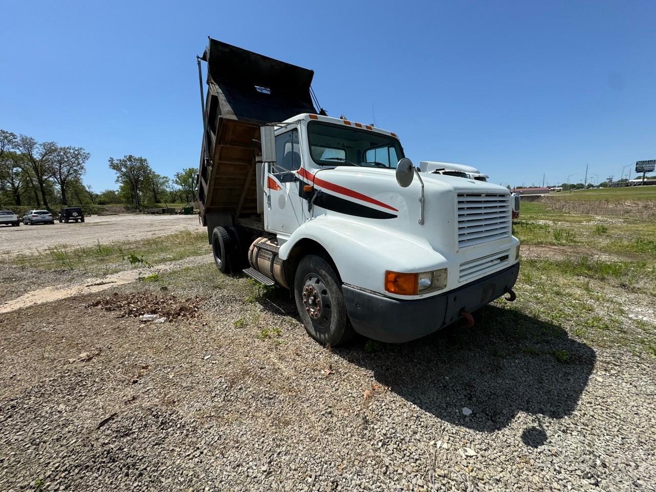 INTERNATIONAL 8200 DUMP TRUCK