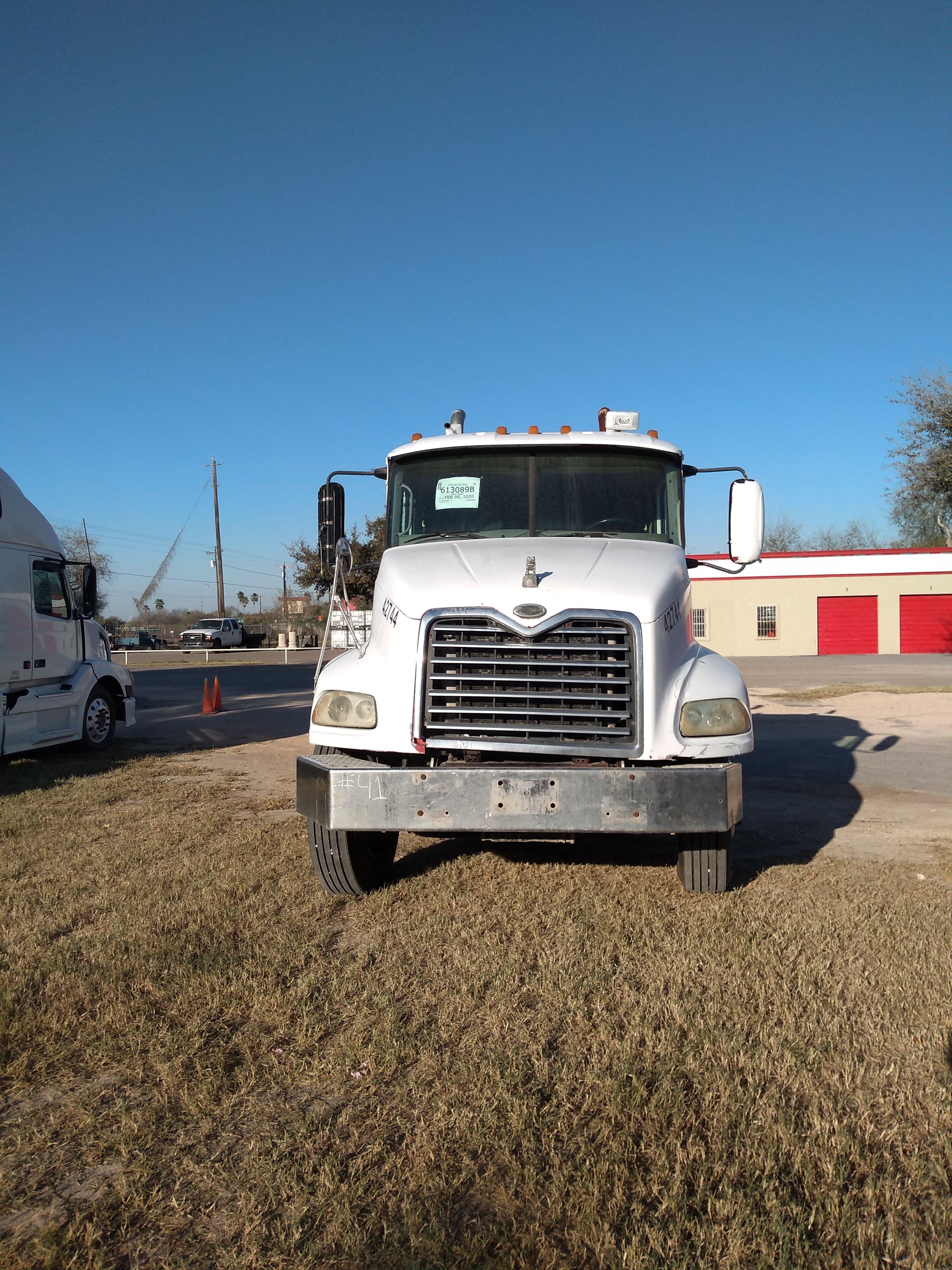 2002 MACK SEMI TRUCK #1460