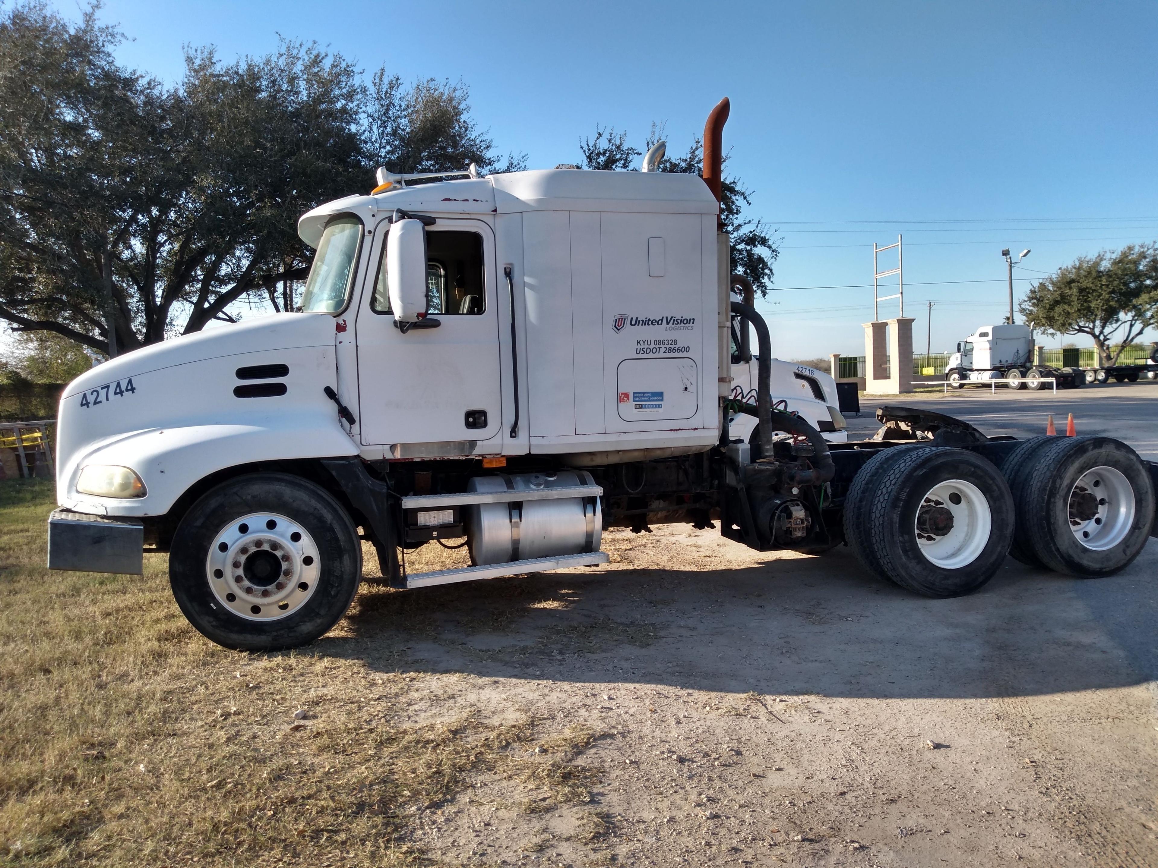 2002 MACK SEMI TRUCK #1460