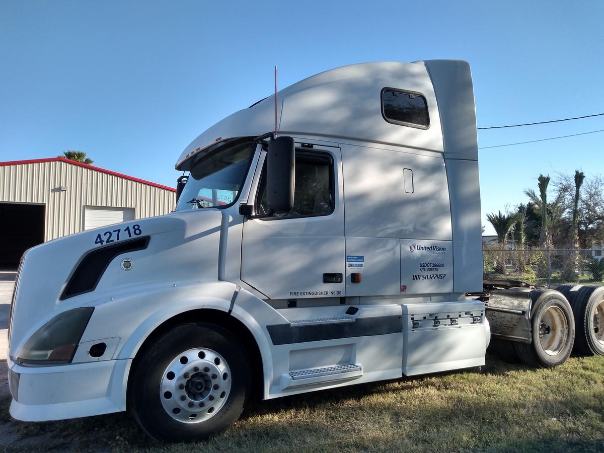 2005 VOLVO SEMI TRUCK #7457