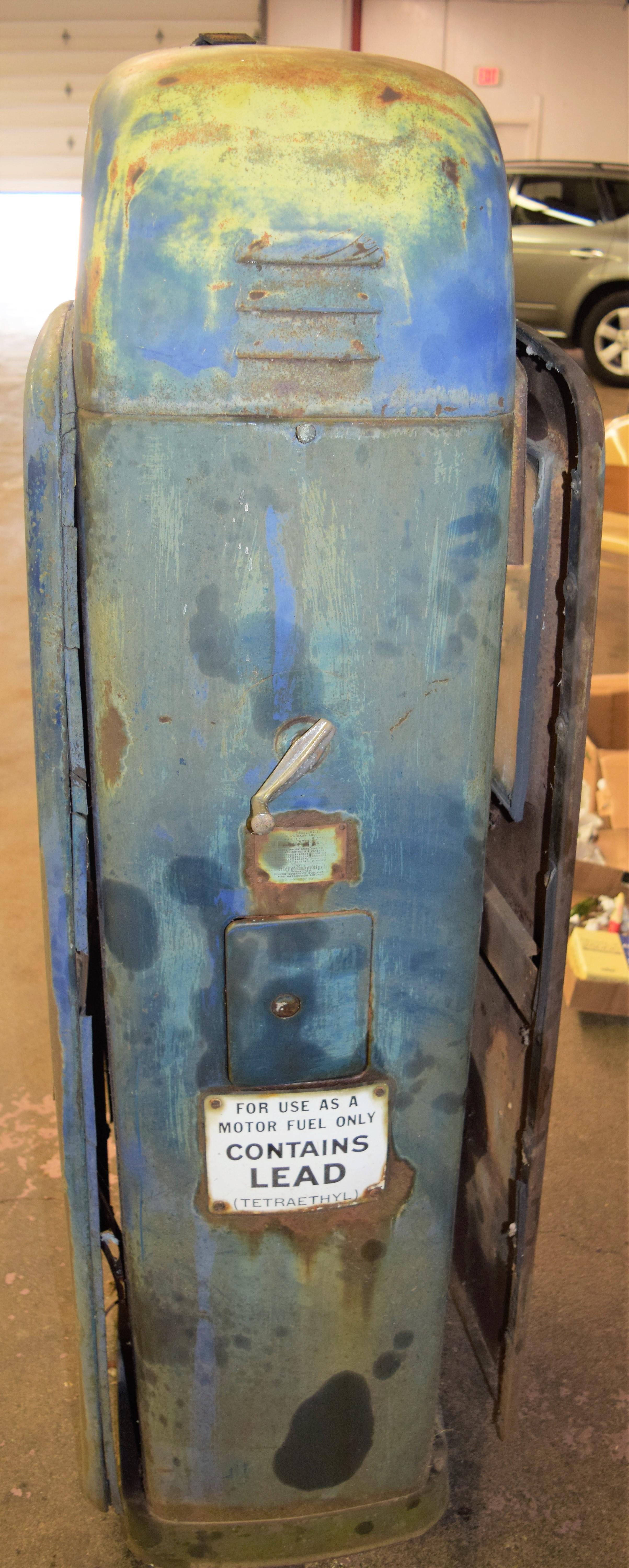 1940's  Blue Sunoco 200 Gas Pump