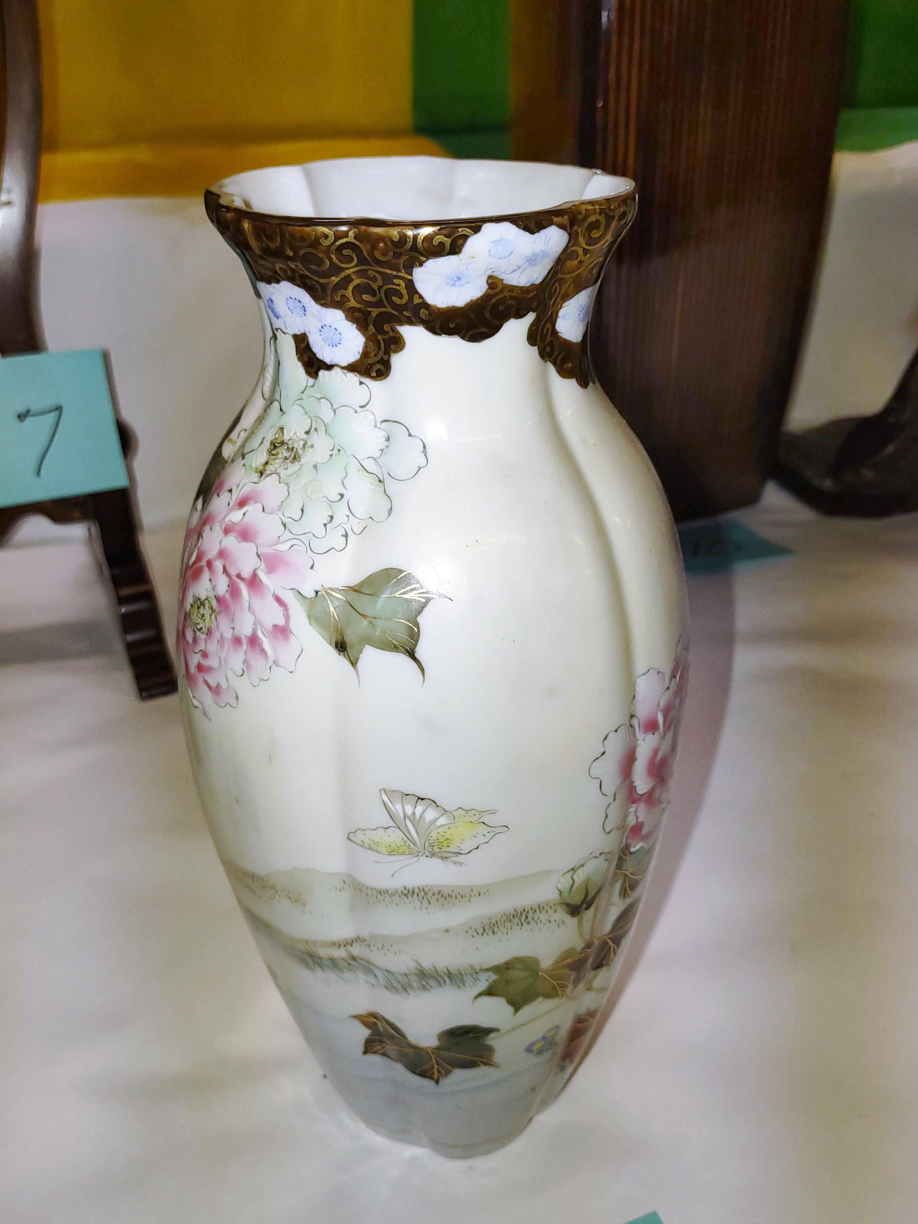 BEAUTIFUL 12" UNMARKED HAND PAINTED ORIENTAL VASE