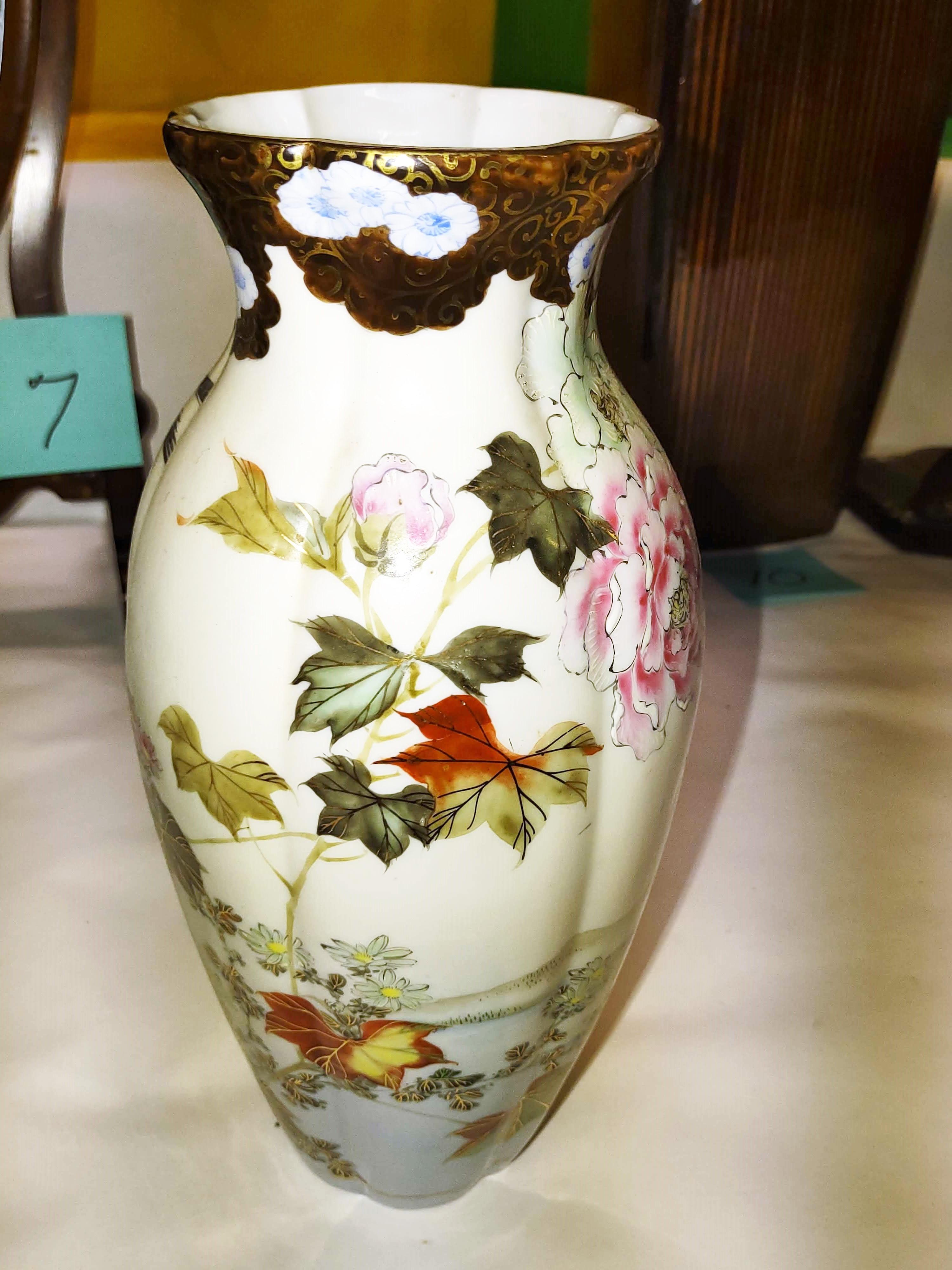 BEAUTIFUL 12" UNMARKED HAND PAINTED ORIENTAL VASE