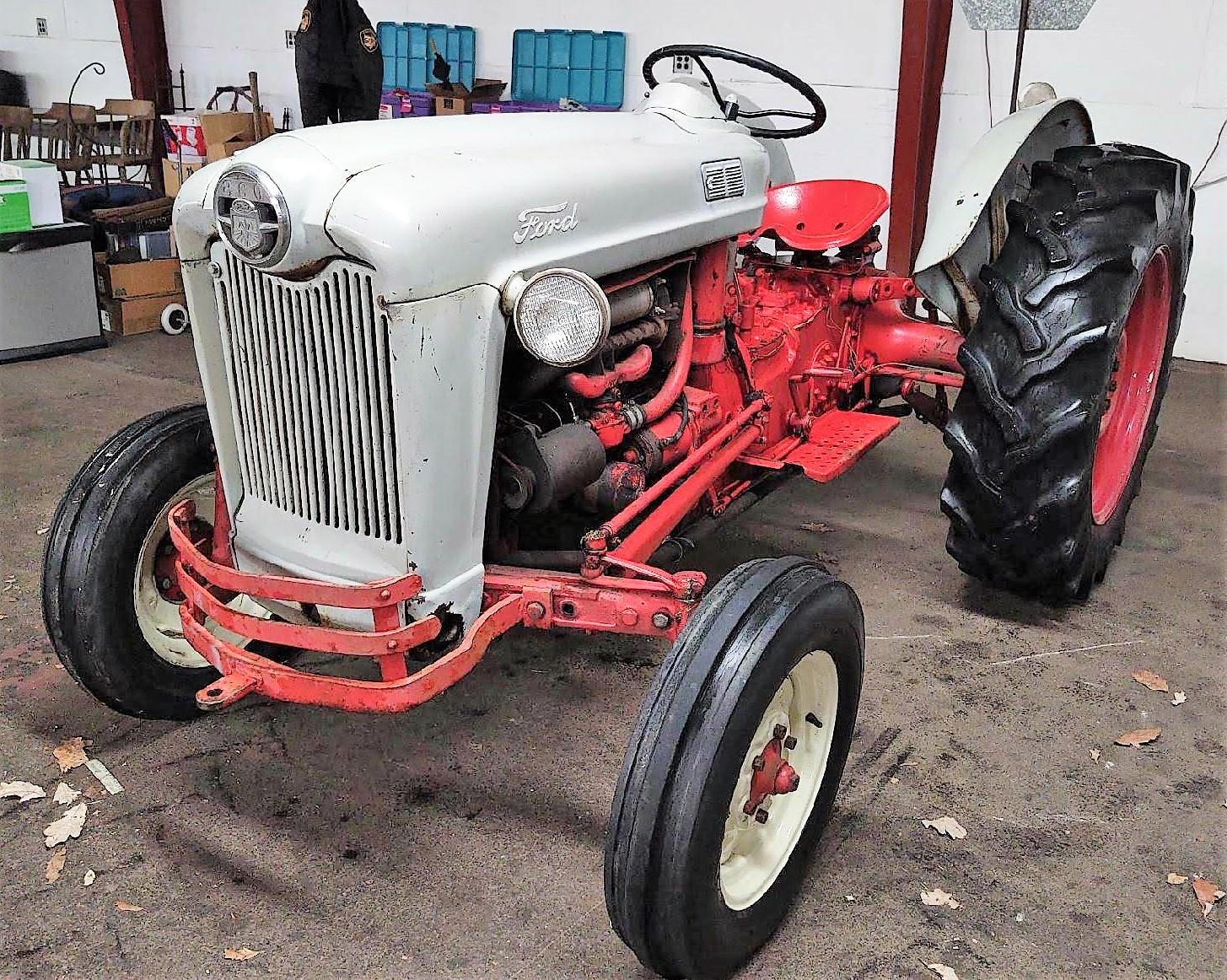 FORD 800 TRACTOR (STARTS & RUNS GOOD) - PICK UP ONLY