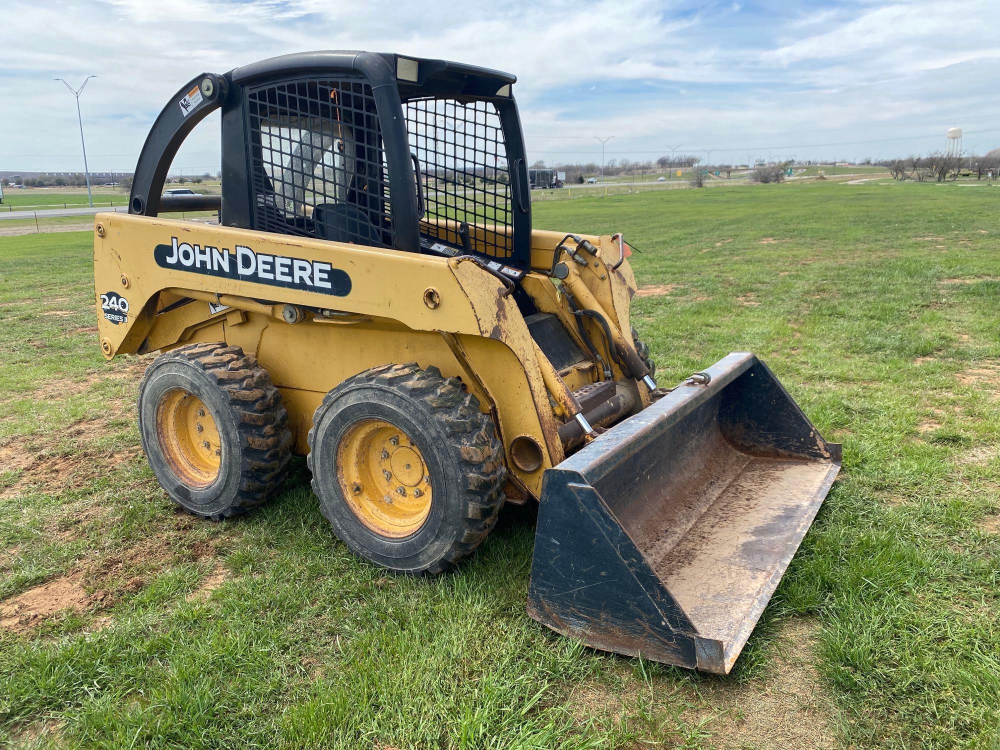 JOHN DEERE 240 SERIES II 72" BUCKET... 254.5 HOURS... GOOD TIRES...