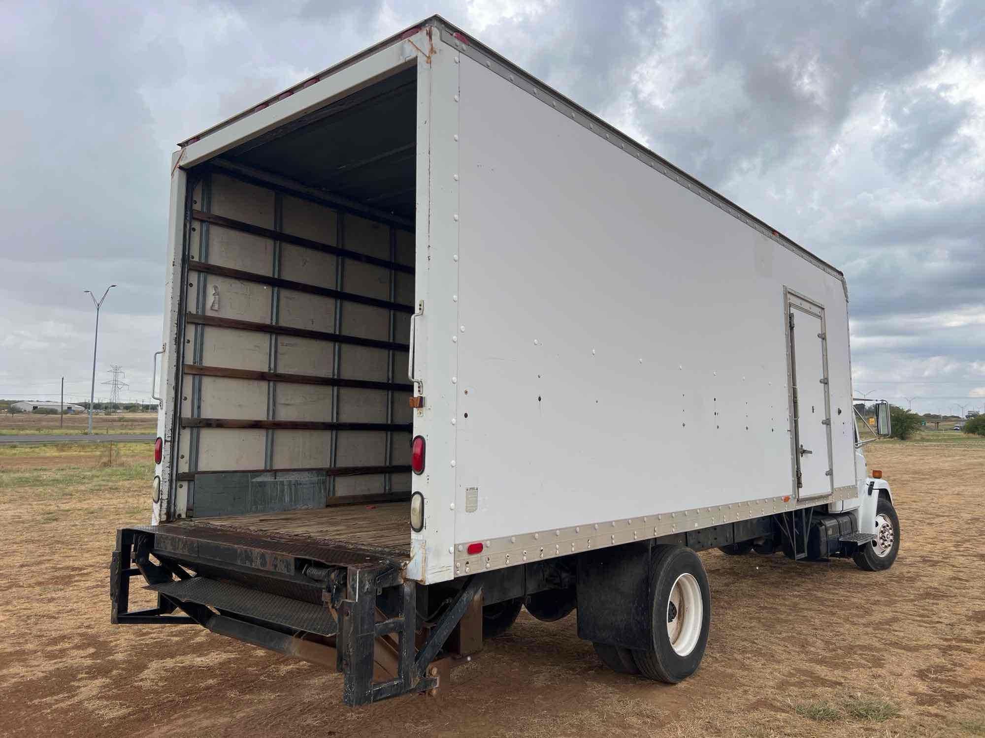 2000 Freightliner FL60 Truck