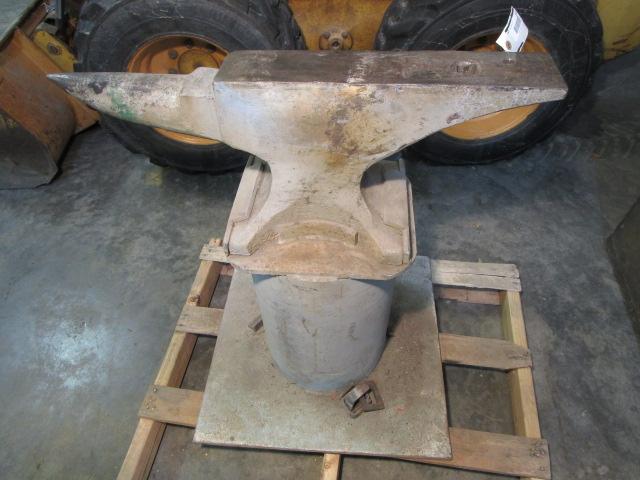 400 lb. anvil on heavy duty metal stand, 31" from end to tip of horn, 12" horn