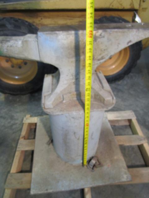 400 lb. anvil on heavy duty metal stand, 31" from end to tip of horn, 12" horn