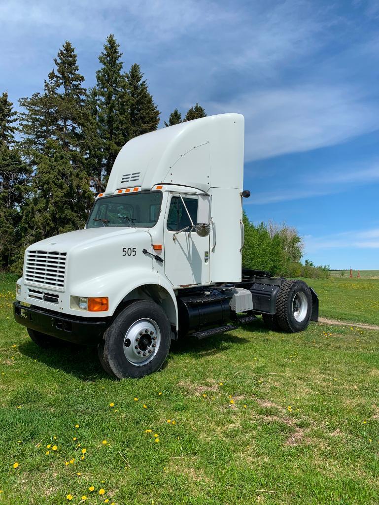 2000 International 8100 S/A Truck Tractor