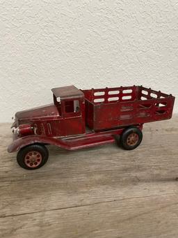 Girard Red Gate Pressed Steel Truck with battery