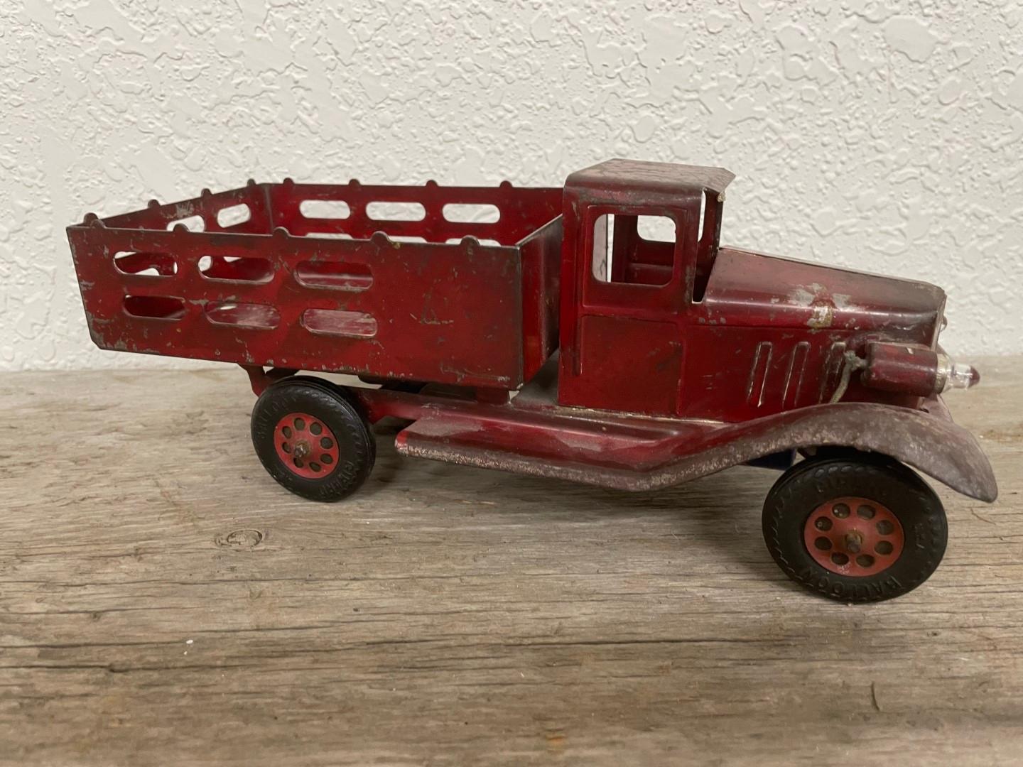 Girard Red Gate Pressed Steel Truck with battery