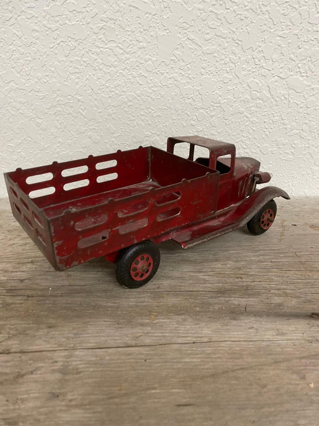 Girard Red Gate Pressed Steel Truck with battery
