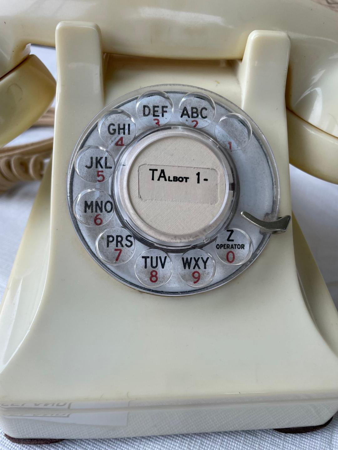 1943 Western Electric IVORY model 302 in excellent working condition