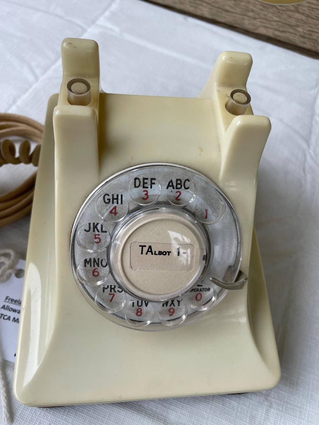 1943 Western Electric IVORY model 302 in excellent working condition