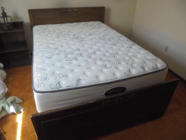 Full Size Bed Complete w/Like New Simmons BeautyRest All White No-Flip Mattress Set