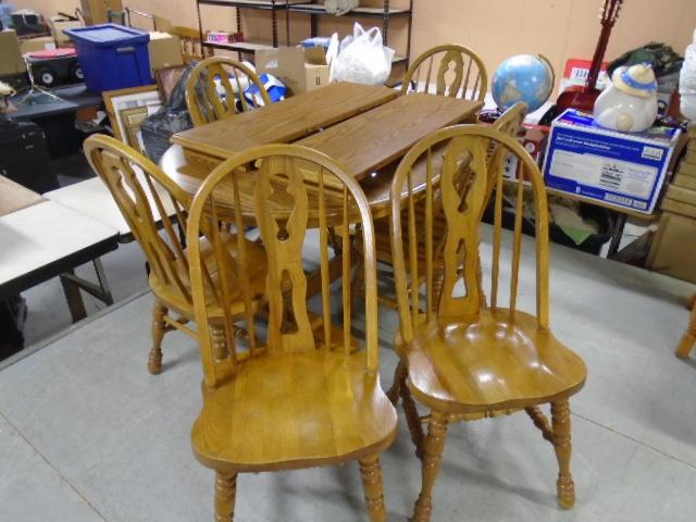 Beautiful Solid Oak Dining Table w/2 Center Leaves and 6 Matching Chairs