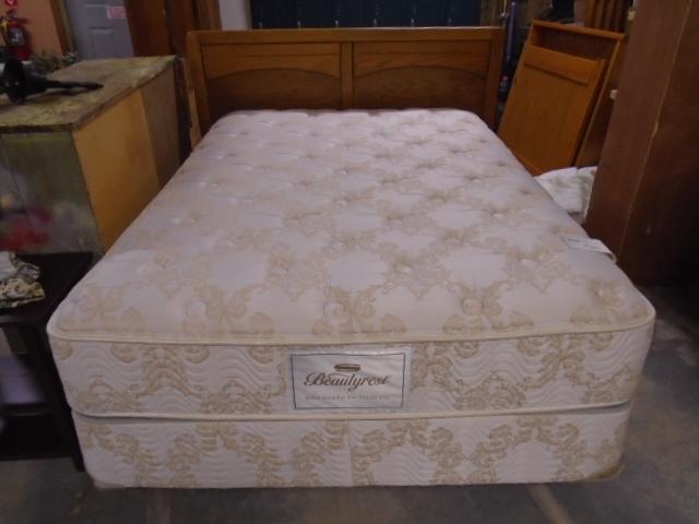 Like New Full Size Bed Complete w/Simmons BeautyRest Plush Mattress Set and Oak Headboard