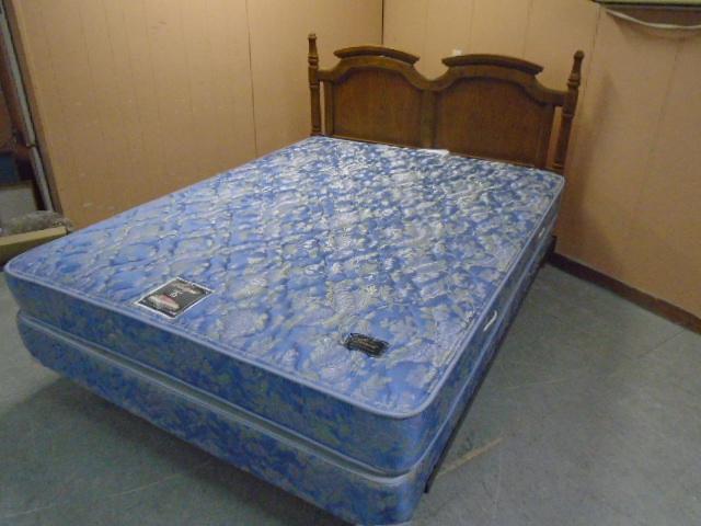 Queen Size Bed Complete w/ Simmons Beauty Rest Mattress Set and Oak Headboard