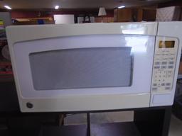 GE Microwave w/ Glass Turntable