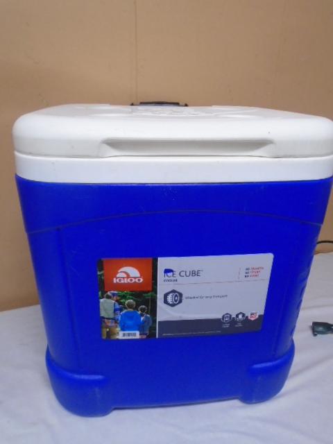 Igloo Ice Cube 60qt/90 Can Rolling Cooler