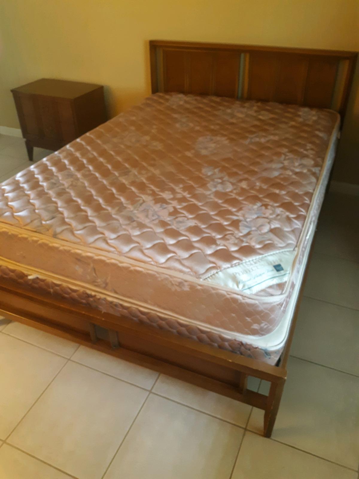 Dixie Furniture Full Size Bed Complete w/ Serta Mattress Set