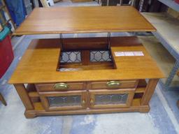 Beautiful Solid Oak Lift Top Coffee Table w/ Glass Doors