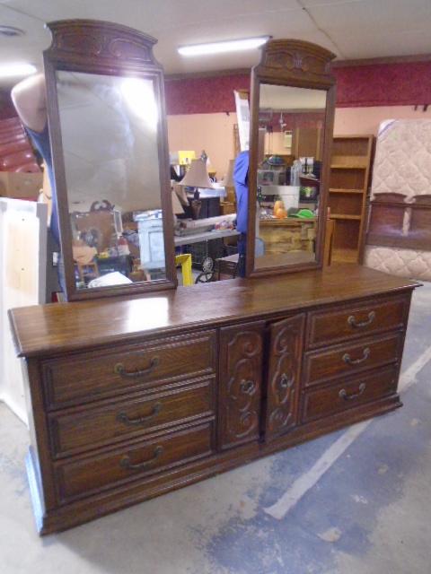 9 Drawer Oak Dresser w/ 2 Wall Mount Mirrors