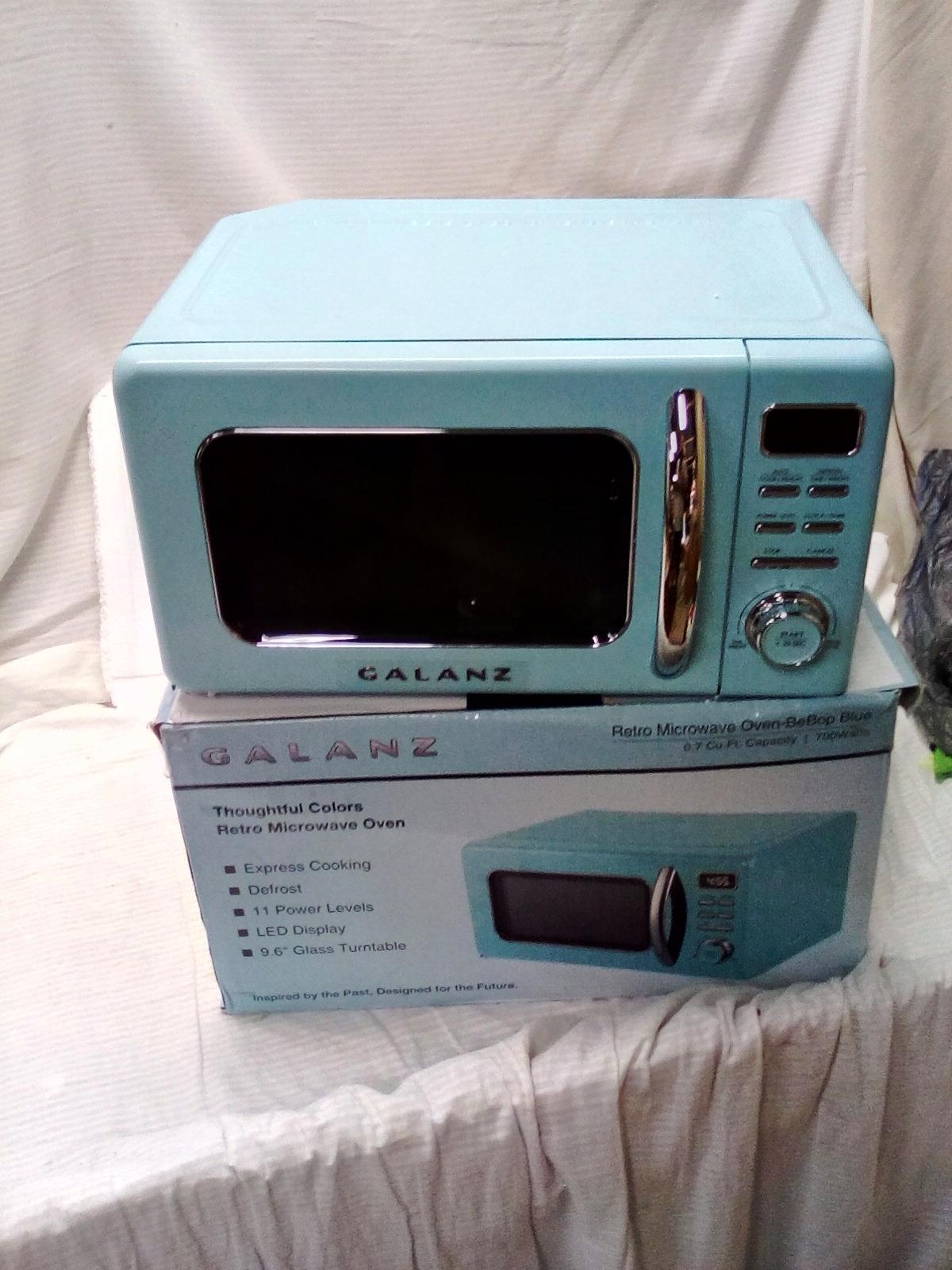 Galanz Retro Blue .7 Cu/Ft Microwave with 11 Power Levels