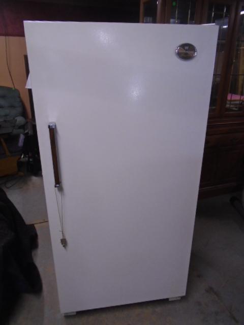 White Westinghouse Upright Freezer w/ Key