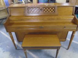 Wurlitzer Model 2611 Oak Piano w/ Bench