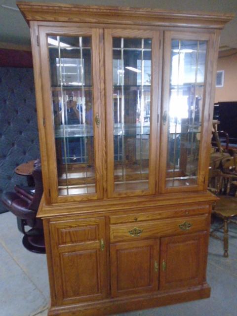 Beautiful Cochrane Solid Oak Double Lighted Glass Front China Cabinet