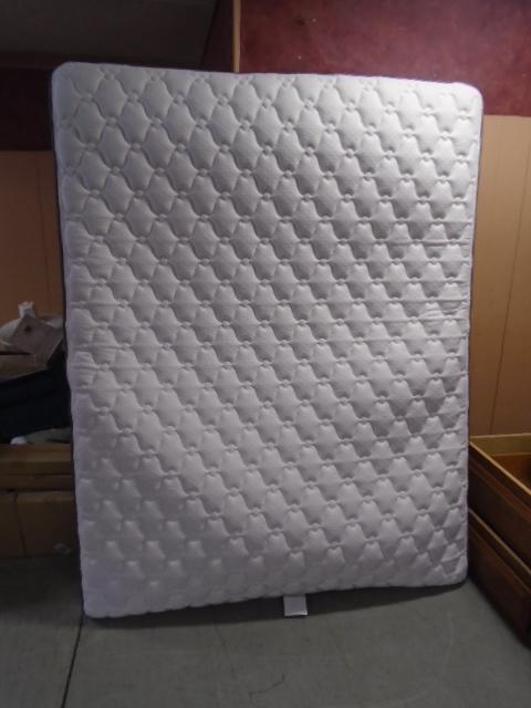 Like New Queen Size All Whit No Flip Mattress