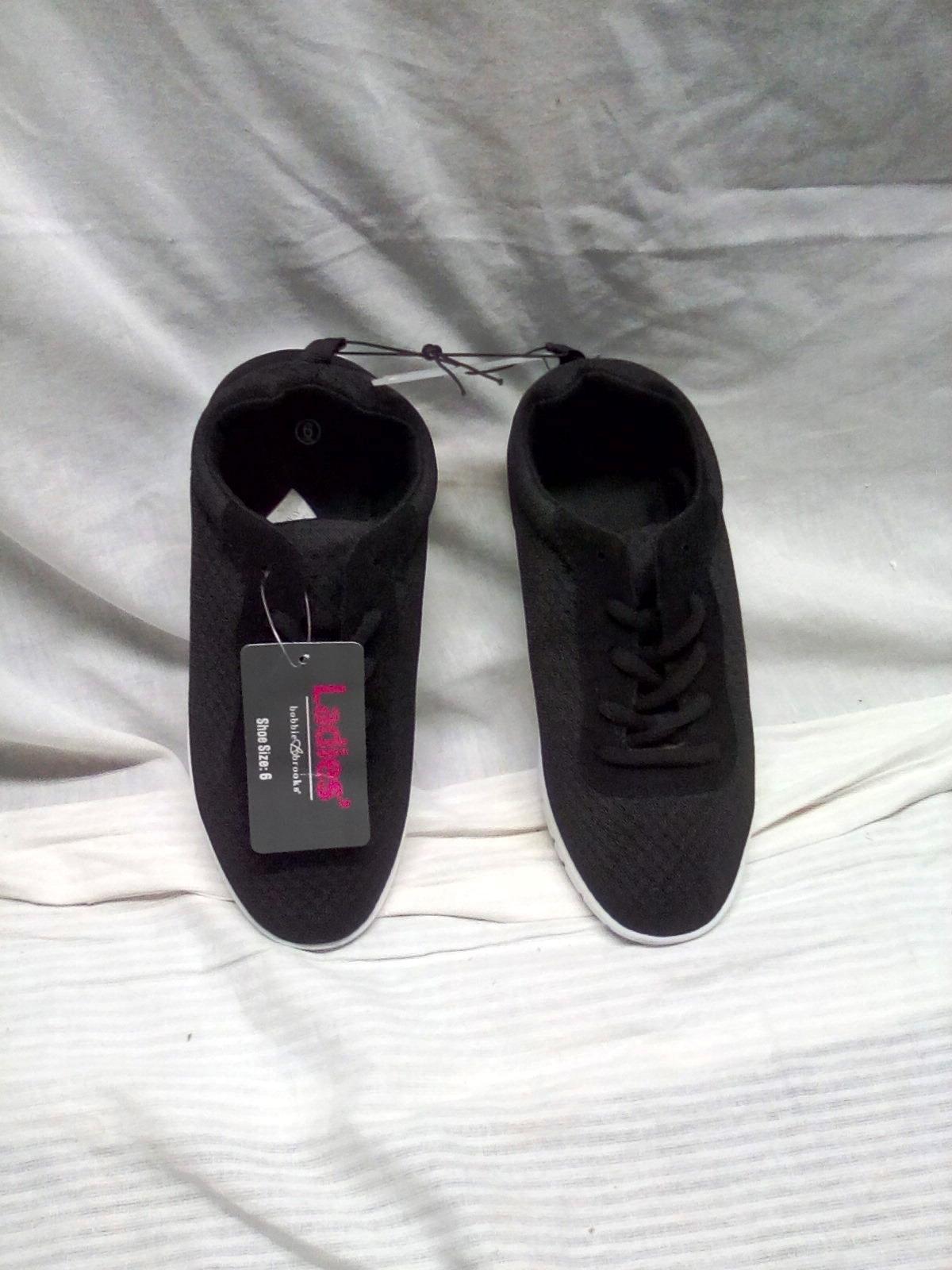 Size 6 ladies Tennis Shoes