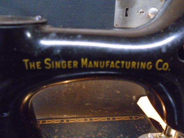 Vintage Singer Featherweight 221 Portable Sewing Machine