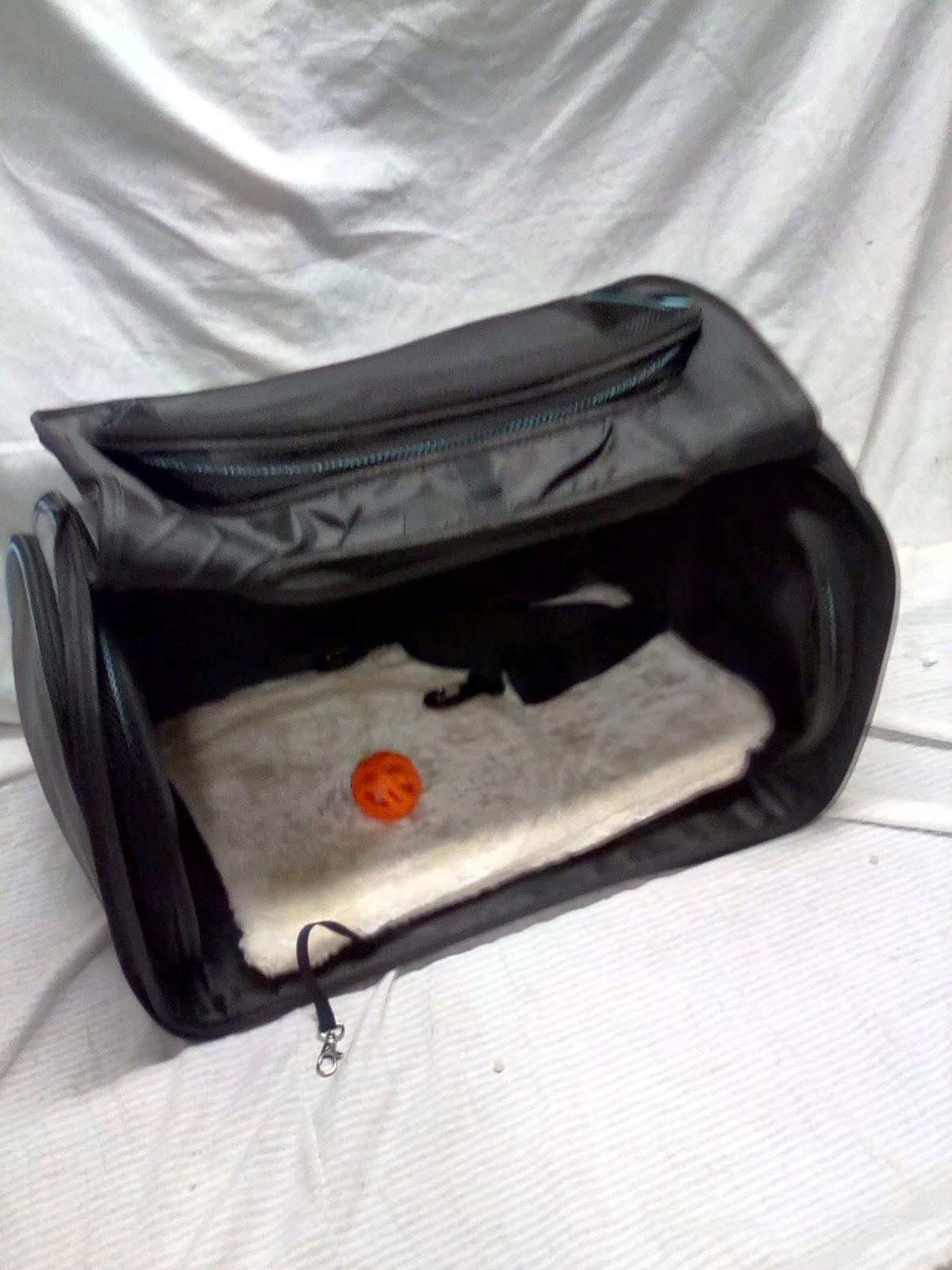 Silvton Sherpa Lined Pet Carrier