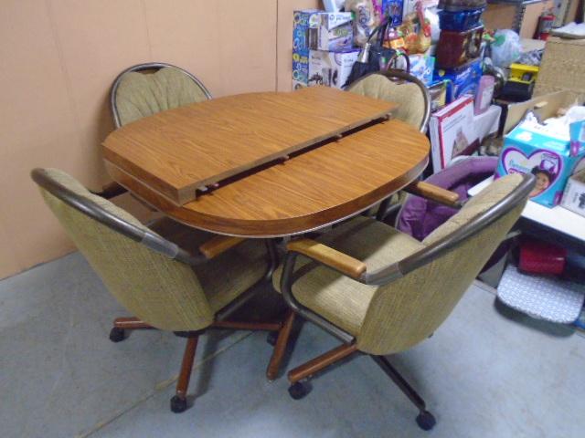 Beautiful Chromcraft Dining Table w/Center Leaf and 4 Rolling Chairs