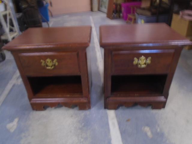 2 Matching Night Stands w/ Drawer