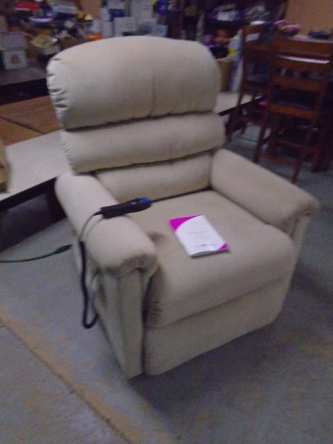 La-Z-Boy Luxury Lift Chair w/Battery Back-Up