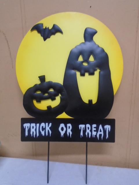 Metal "Trick or Treat" Yard Sign