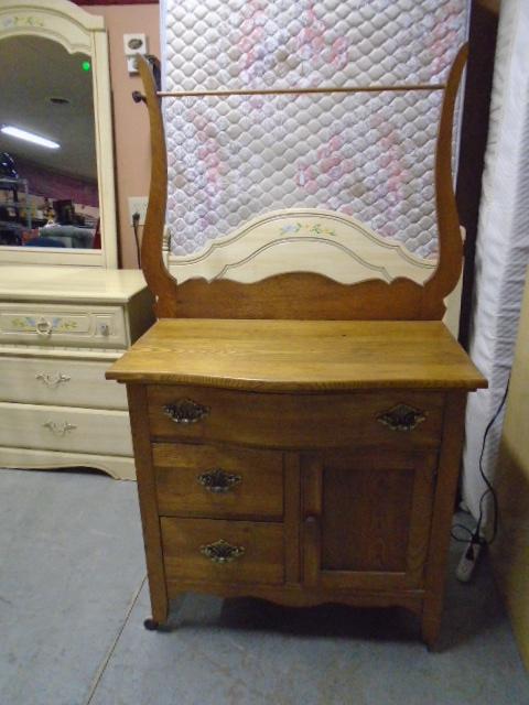 Beautiful Antique Solid Oak 3 Drawer/1 Door Dry Sink