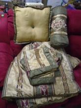 Like New Queen Size Comforter w/ Matching Shams & Accent Pillows