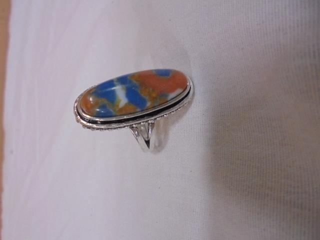 Beautiful Ladies Ring w/ Large Stone