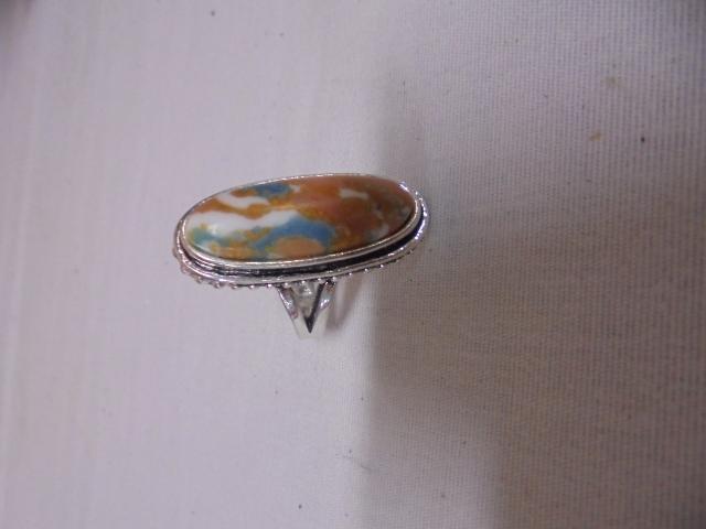 Beautiful Ladies Ring w/ Large Stone