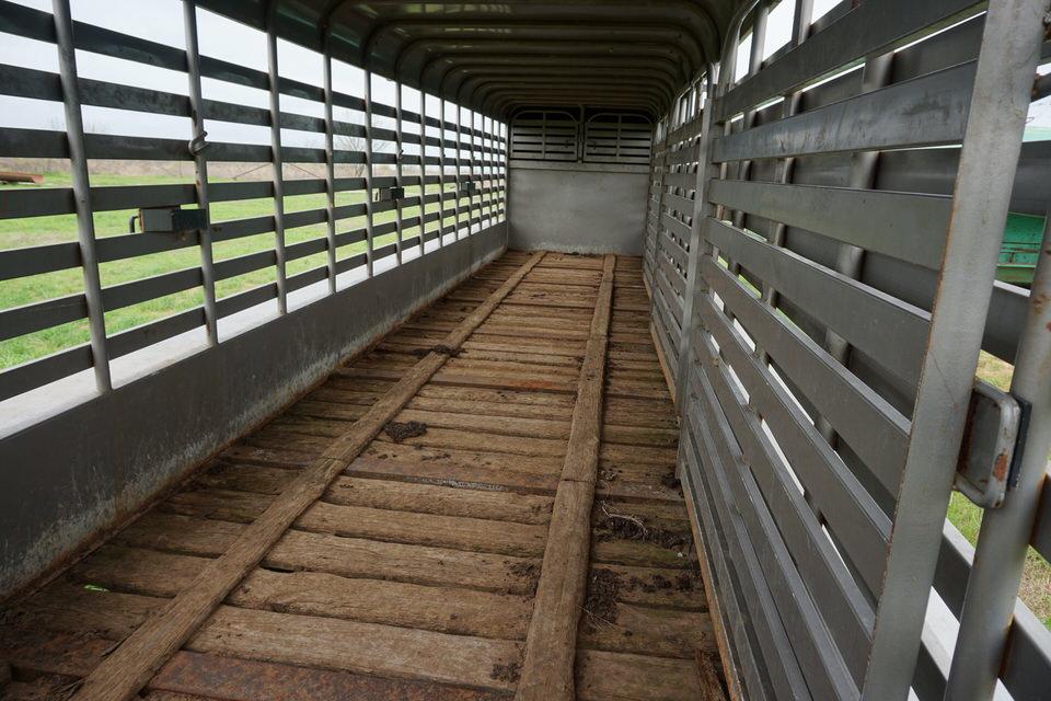 32' LIVESTOCK TRAILER