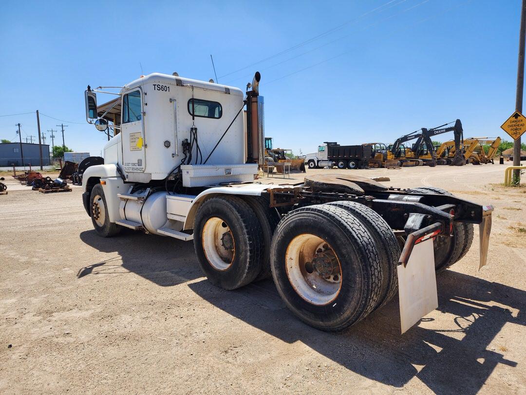 1994 Freightliner  Tractor Trailer (Diesel) TX Plate: 1L5-3464; Vin: 1FUYDZ