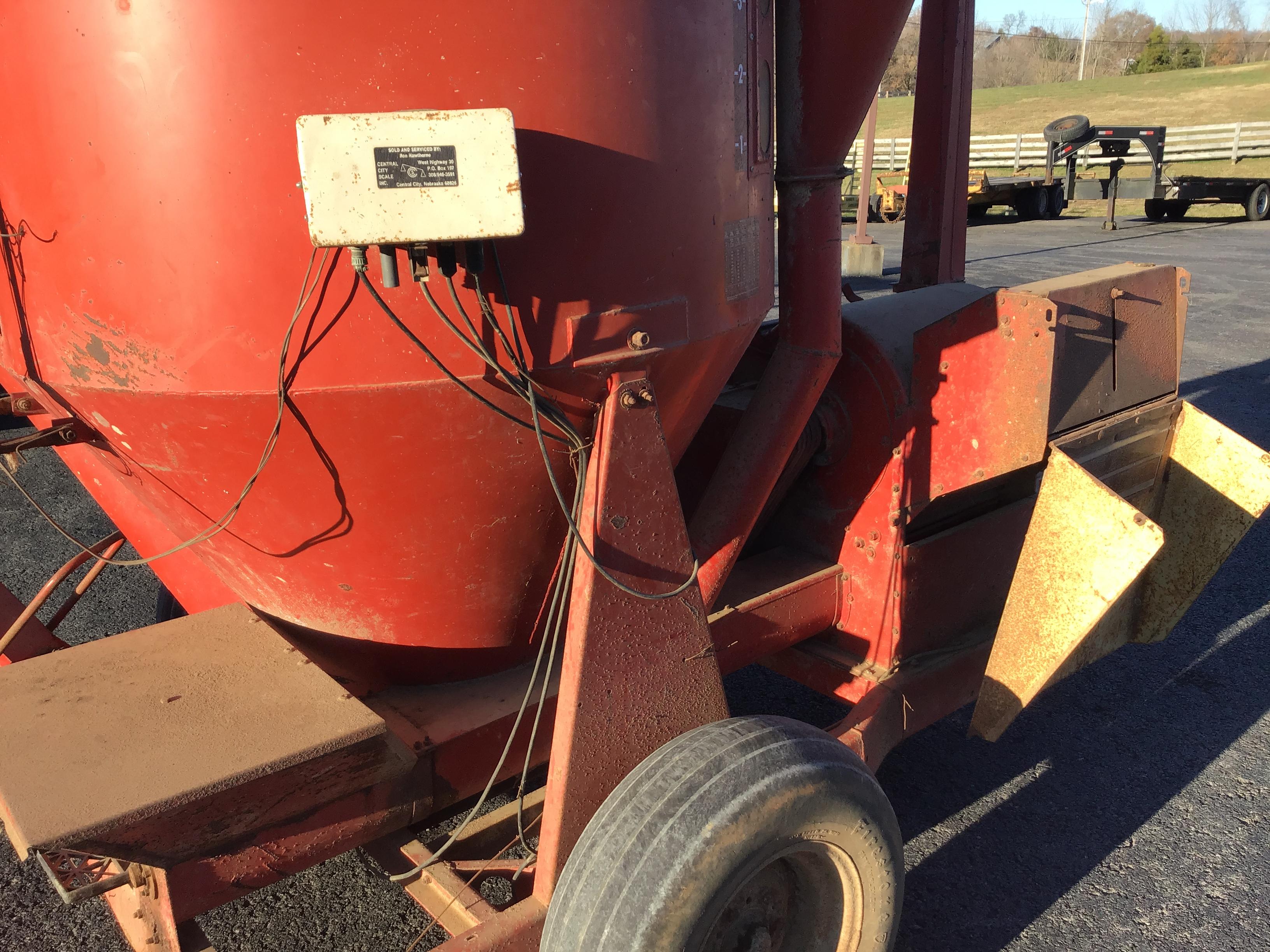 95 GEHL FEED MIXER W/ SCALES