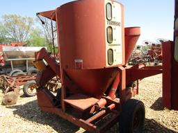 825 FARMHAND FEED MIXER