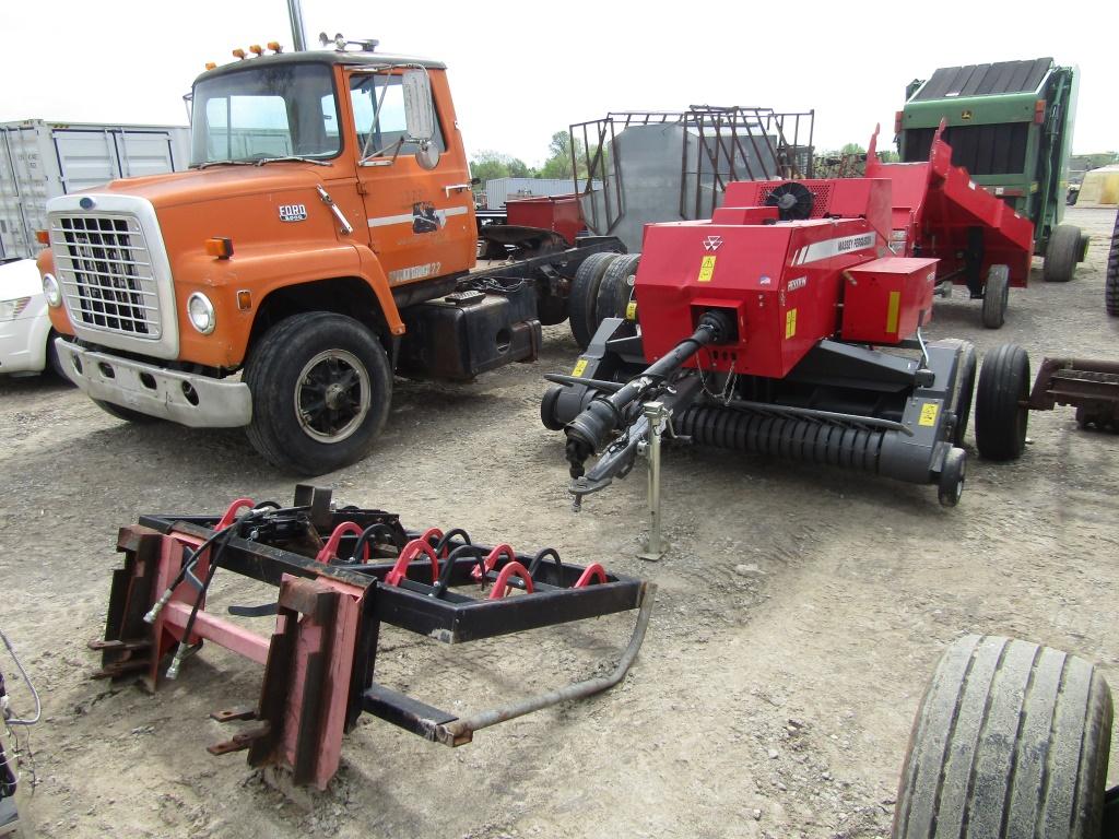 1838 MASSEY FERGUSON SQUARE BALER - KUHNS ACCUMULATOR - BALE GRAPPLE